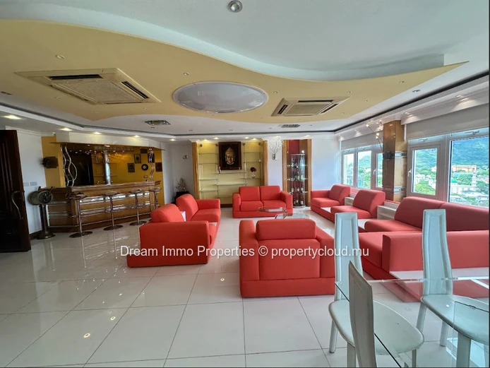 Superbe Penthouse En Duplex Avec Vue Montagne À Quatre Bornes – Ile Maurice