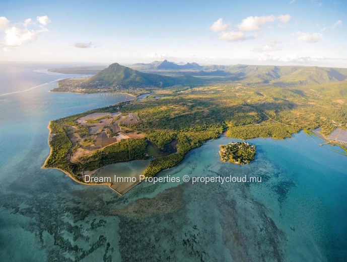 Beachfront Residential Lands With A Beautiful 18-Hole Golf Course In Black River – Mauritius