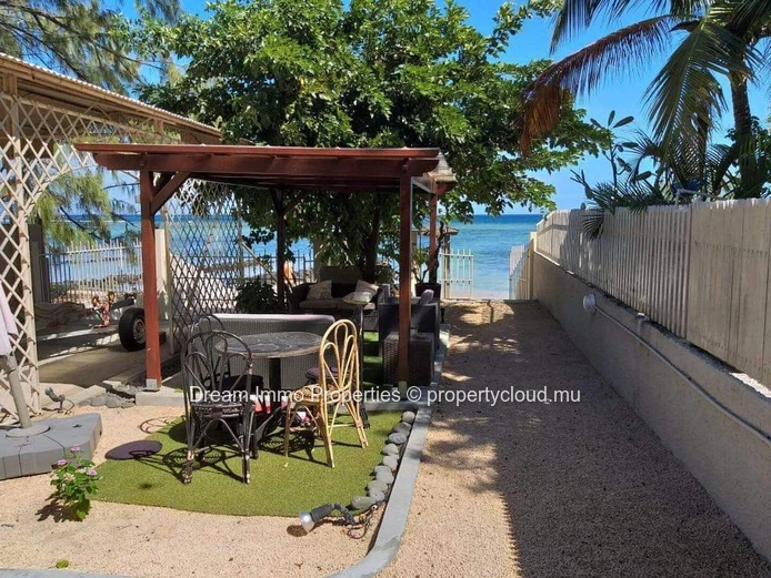 Pieds Dans L'eau ! Grand Terrain Residentiel Sur La Mer A Tamarin – Ile Maurice