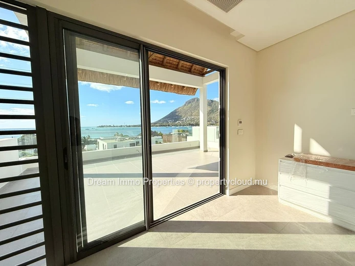 Amazing Beachfront Penthouse With Sea & Mountain View At Black River - Mauritius