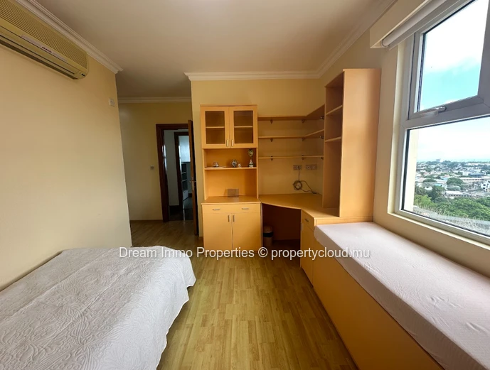 Superbe Penthouse En Duplex Avec Vue Montagne À Quatre Bornes – Ile Maurice