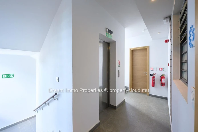 Contemporary Furnished Apartment With Pool View In Choisy-Les-Bains - Mauritius