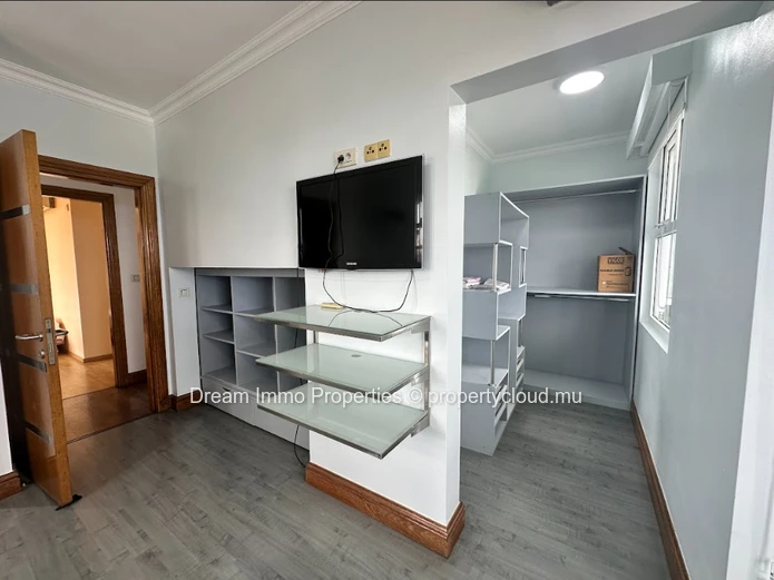 Superbe Penthouse En Duplex Avec Vue Montagne À Quatre Bornes – Ile Maurice