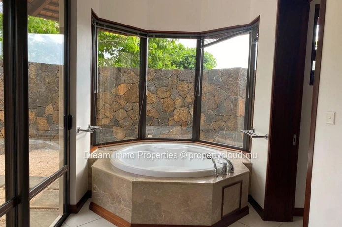 Belle Villa Golf Offrant Une Vue Montagne Sur Tamarina Resort, Golf & Spa, Ile Maurice