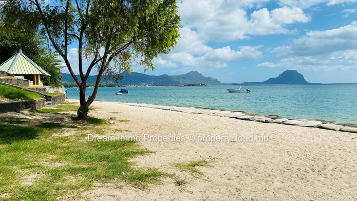 Sea & Mountain Views ! Beautiful 3 Bedrooms Penthouse With Private Rooftop In Tamarin - Mauritius