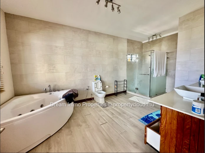 Beautiful 3-Bedroom Villa With Rooftop & Sea View In Flic En Flac – Mauritius