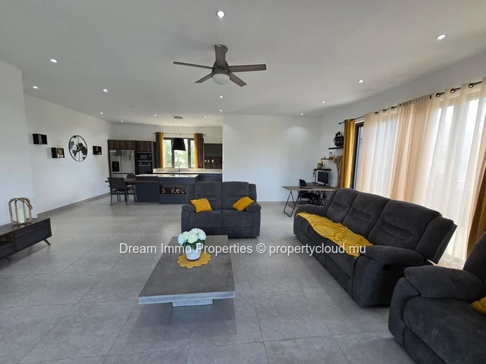 Stunning 3-Bedroom Sea View Penthouse Only 5 Mins From Pereybere Beach - Mauritius