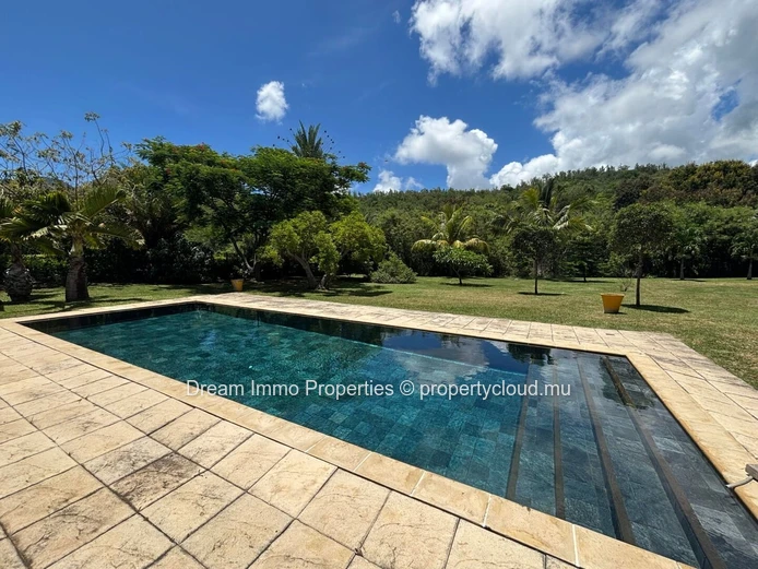 Villa D’Exception Sur Un Grand Terrain Avec Vue Dégagée À Rivière Noire - Ile Maurice