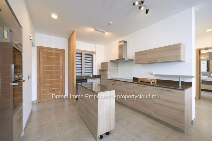 Contemporary Furnished Apartment With Pool View In Choisy-Les-Bains - Mauritius