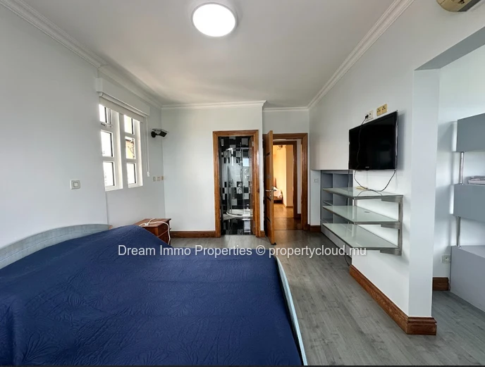 Superbe Penthouse En Duplex Avec Vue Montagne À Quatre Bornes – Ile Maurice