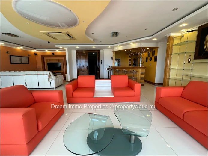 Superbe Penthouse En Duplex Avec Vue Montagne À Quatre Bornes – Ile Maurice