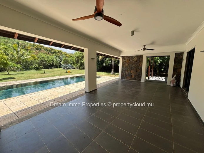 Villa D’Exception Sur Un Grand Terrain Avec Vue Dégagée À Rivière Noire - Ile Maurice