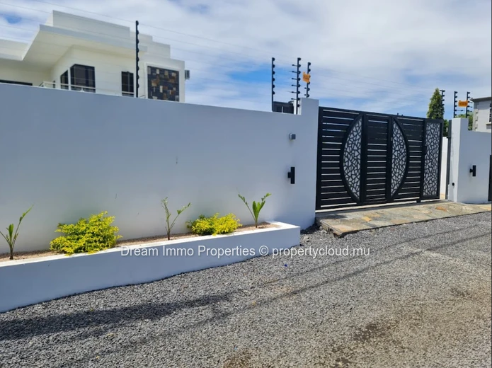New 4-Bedroom Villa In The Heart Of Grand Baie, Close To The Sea & Amenities – Mauritius
