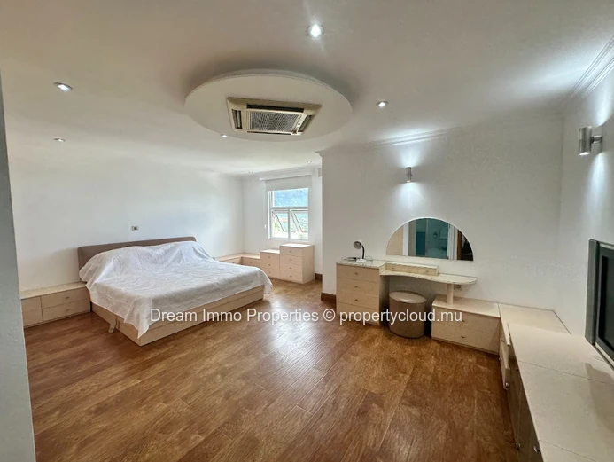 Superbe Penthouse En Duplex Avec Vue Montagne À Quatre Bornes – Ile Maurice