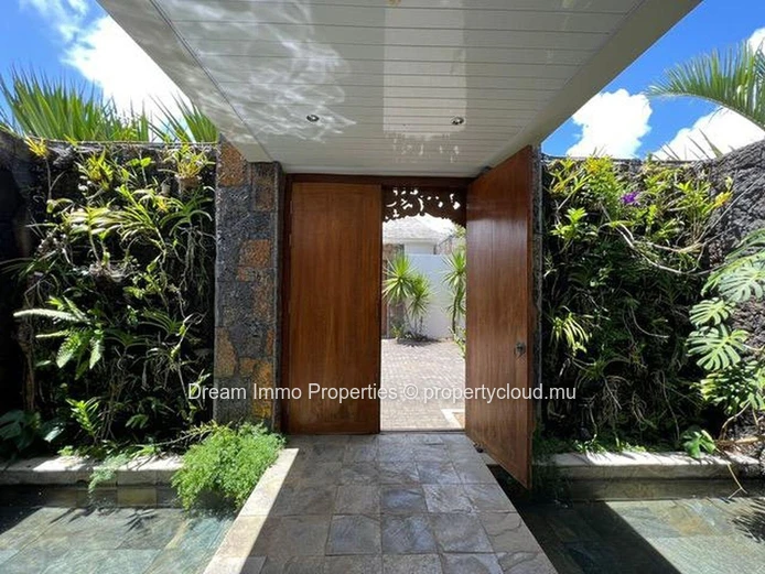 Stunning Balinese-Style Villa With Huge Pool In Grand Baie - Mauritius