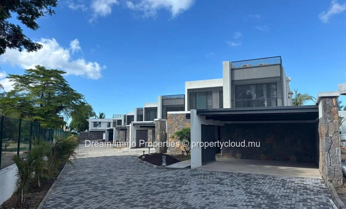Unique ! Beachfront Villa With Lagoon View, Morne & 5* Hotel Access In The West - Mauritius