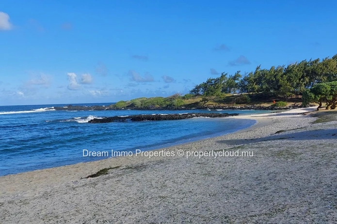 Spacious 4-Bedroom Beachfront Villa With 5*-Hotel Access Close To Blue Bay – Mauritius
