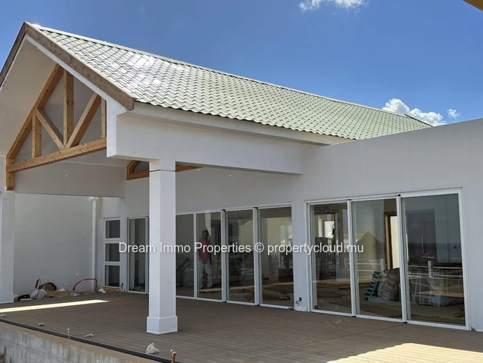 200M From The Sea! Amazing 3-Bedroom Villa With Beautiful Sea View Over Albion – Mauritius