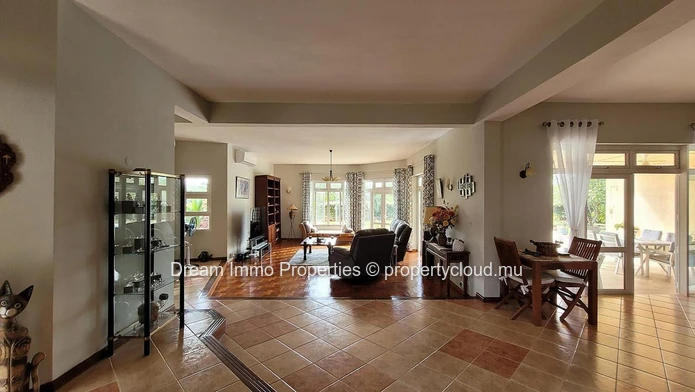Sea View Villa On 1,150 Sqm Land In Tamarin - Flic En Flac