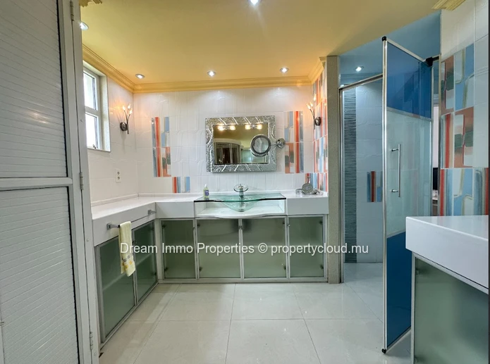 Superbe Penthouse En Duplex Avec Vue Montagne À Quatre Bornes – Ile Maurice