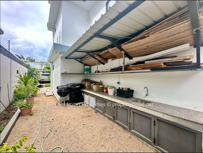 Beautiful 3-Bedroom Villa With Rooftop & Sea View In Flic En Flac – Mauritius