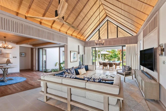 Spacious 4-Bedroom Beachfront Villa With 5*-Hotel Access Close To Blue Bay – Mauritius