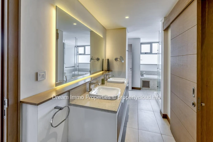 Penthouse With Golf View & Direct Sea Access In Mont Choisy - Mauritius